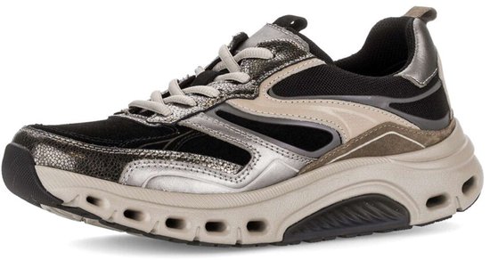 Rechterkant van een zwarte en beige sneaker met een gestructureerde zool.