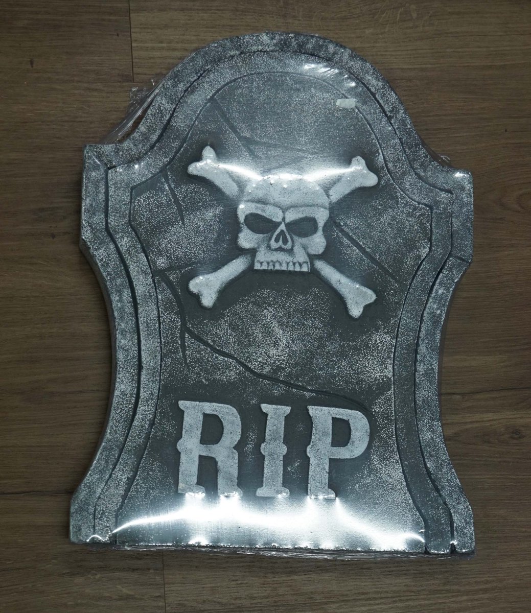 3 grafstenen -3 verschillende grafstenen - Halloween grafstenen - decoratie RIP grafsteen met doodskop - halloween feestje - decoratie voor griezelfeestje - horror feest - bos feest met griezel decoratie