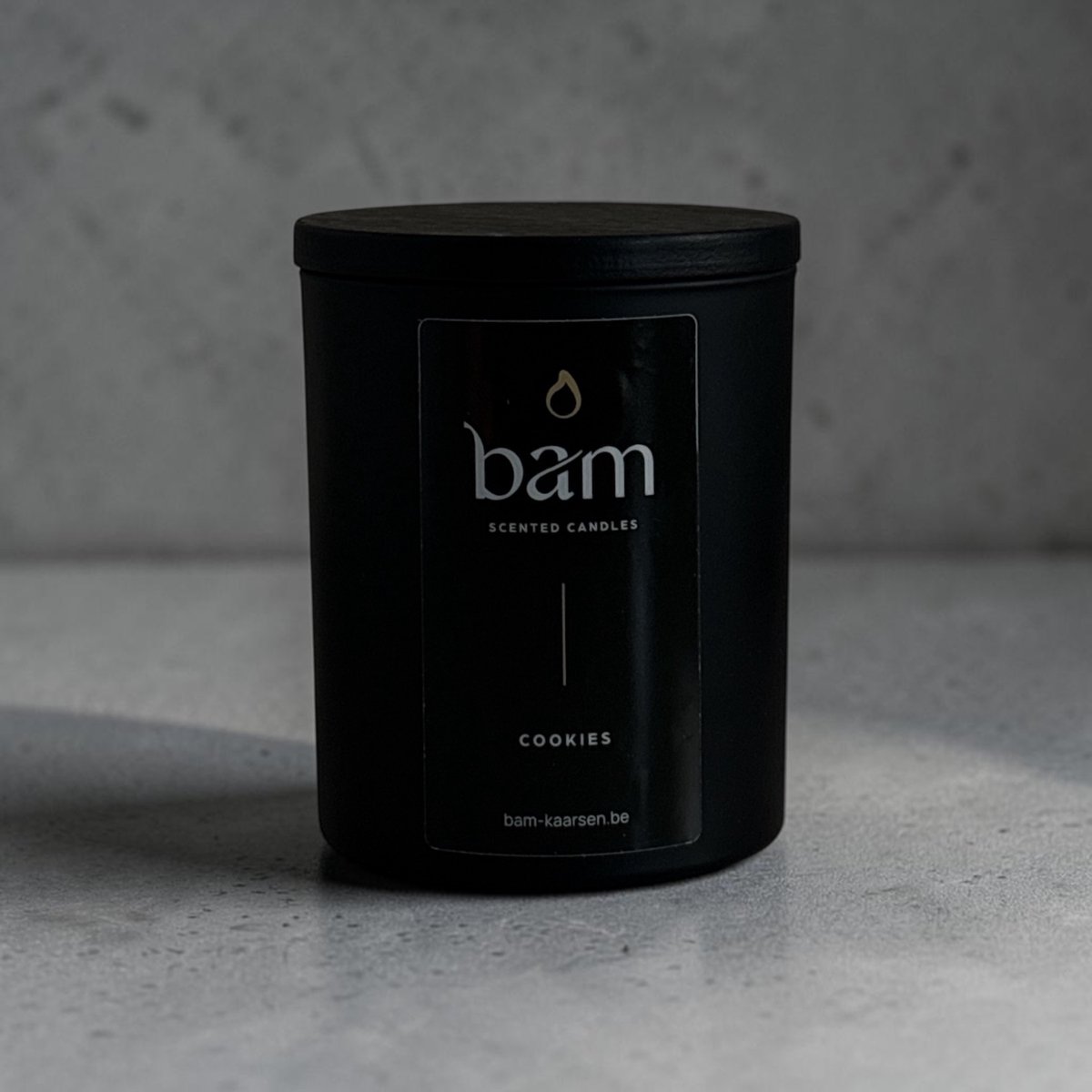 BAM Cookies Geurkaars – Black Collection Medium – 2 Katoenen Wieken – 60 Branduren – 190 g – Zonnebloemwas – Vegan - koekjes