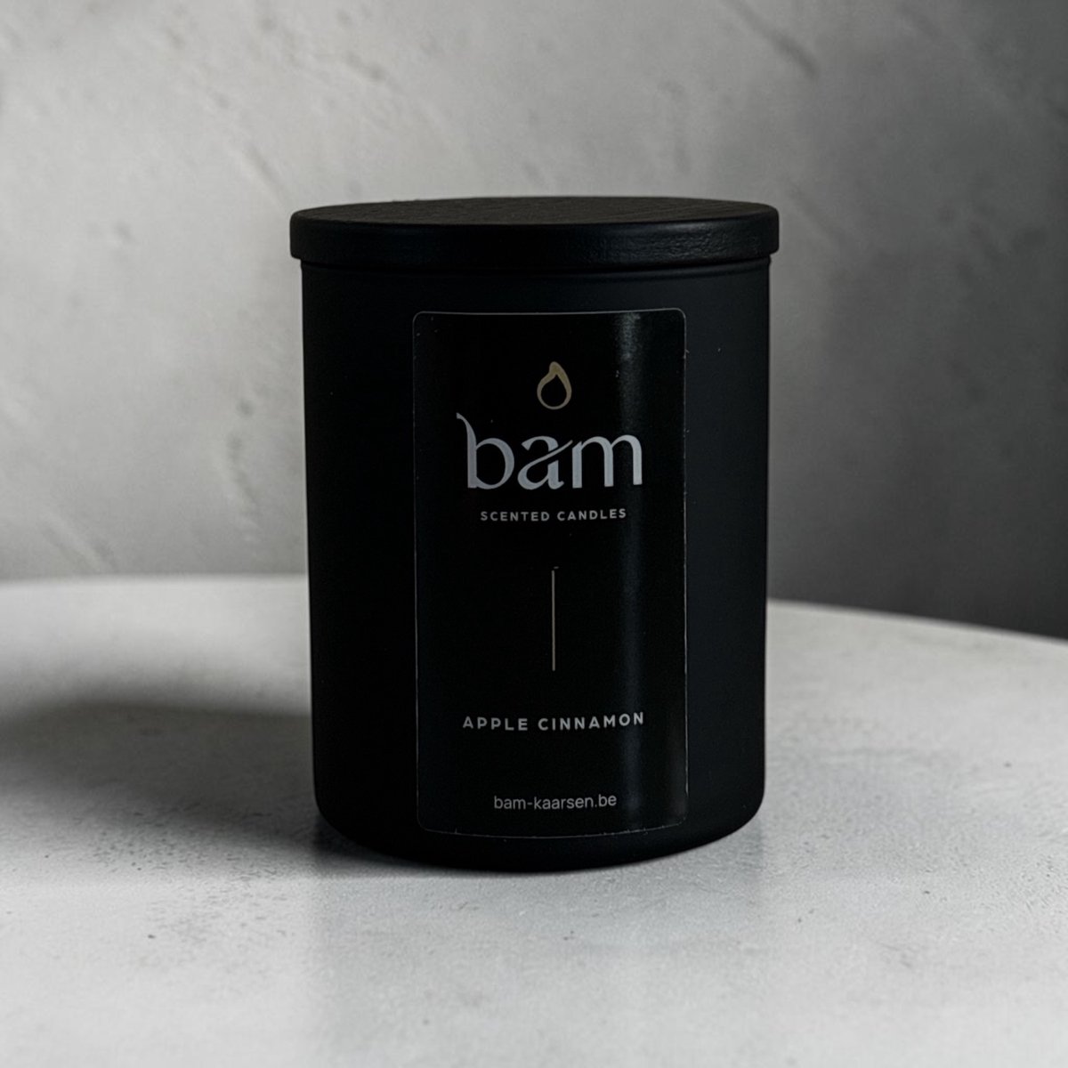 BAM Apple Cinnamon Geurkaars – Black Collection Medium – 2 Katoenen Wieken – 60 Branduren – 190 g – Zonnebloemwas – Vegan - Appel Kaneel