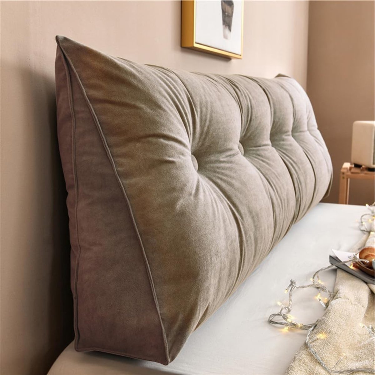 Luxe wigvormig rugkussen - Met zak voor bed of bank - Kameel, 150 x 50 x 20 cm