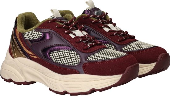 Burgondische suède sneakers met paarse metallic accenten, beige mesh en witte veters.