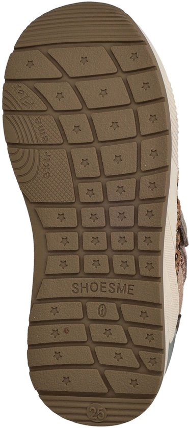Zool van bruine sneaker met vierkant profiel en sterretjes. "Shoesme" en maat "25" zichtbaar.