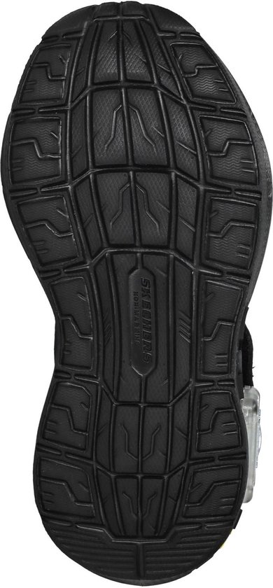 Zool van een zwarte Skechers veterschoen met profiel.