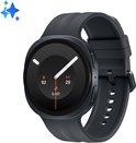 Zwarte Samsung Galaxy Watch9 smartwatch met ronde wijzerplaat, analoge wijzers en informatie over datum, stappen en activiteit.