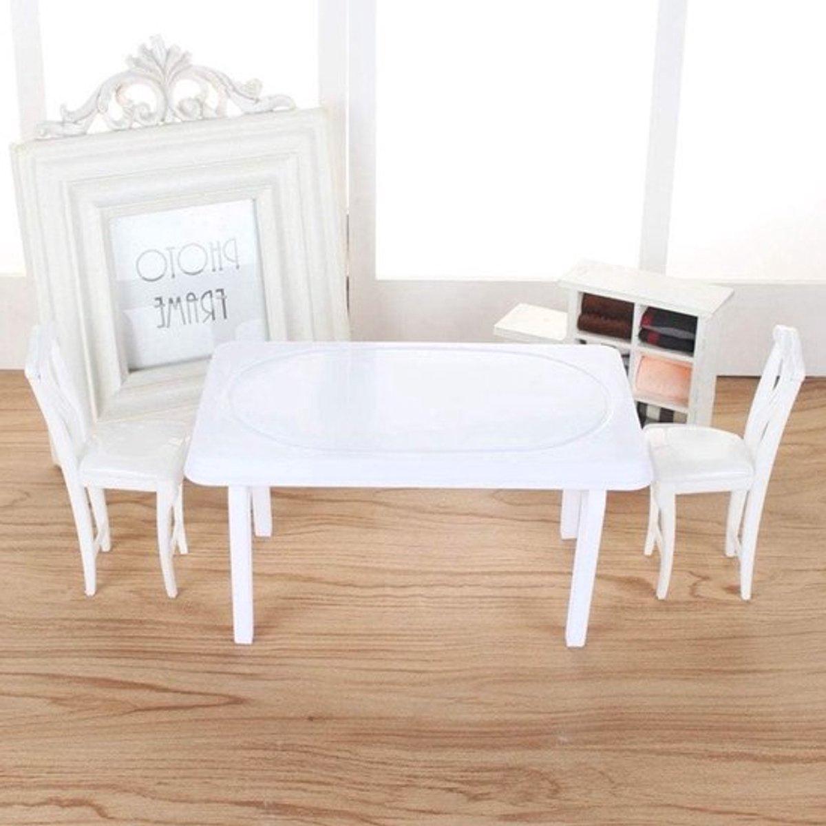 Eenvoudige en duurzame tafel met stoelen voor poppen, ideaal voor poppendiners en feestdagen