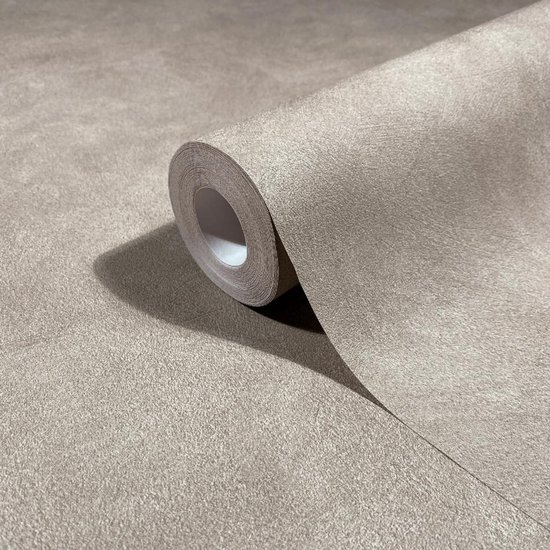 Rol taupe vliesbehang met fijne structuur.