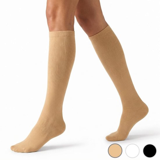 Kniekousen in huidskleur met een ribbelpatroon. Verkrijgbaar in beige, wit en zwart.