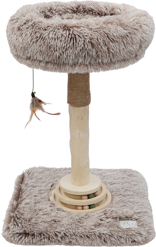 Krabpaal met beige pluche mand, sisal stam, veren speeltje en houten voet met speelballen.