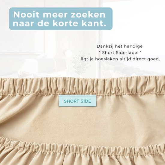 Beige hoeslaken met een lichtblauw label "SHORT SIDE" met witte tekst.