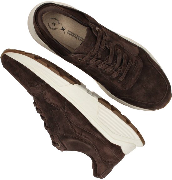 Donkerbruine suède veterschoenen, met witte zolen, bekeken van bovenaf.