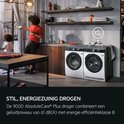 Twee AEG drogers naast elkaar, met een vrouw en kind ernaast. Tekst: STIL, ENERGIEZUINIG DROGEN.