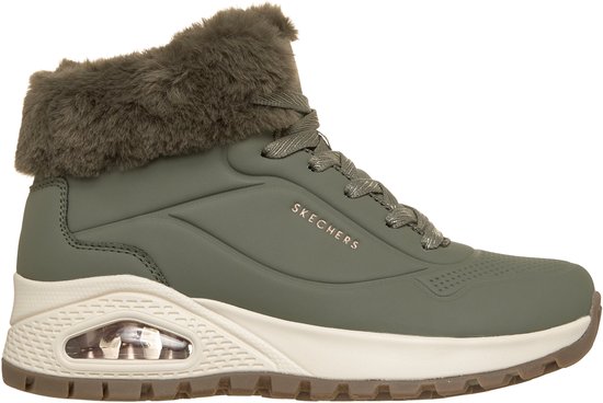 Olijfgroene sneaker met bontkraag, Skechers-logo op de zijkant en beige zool.