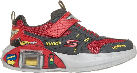 Rode en grijze kindersneaker met klittenbandsluiting. Grafische print van een auto en verkeerslichten op de zijkant.