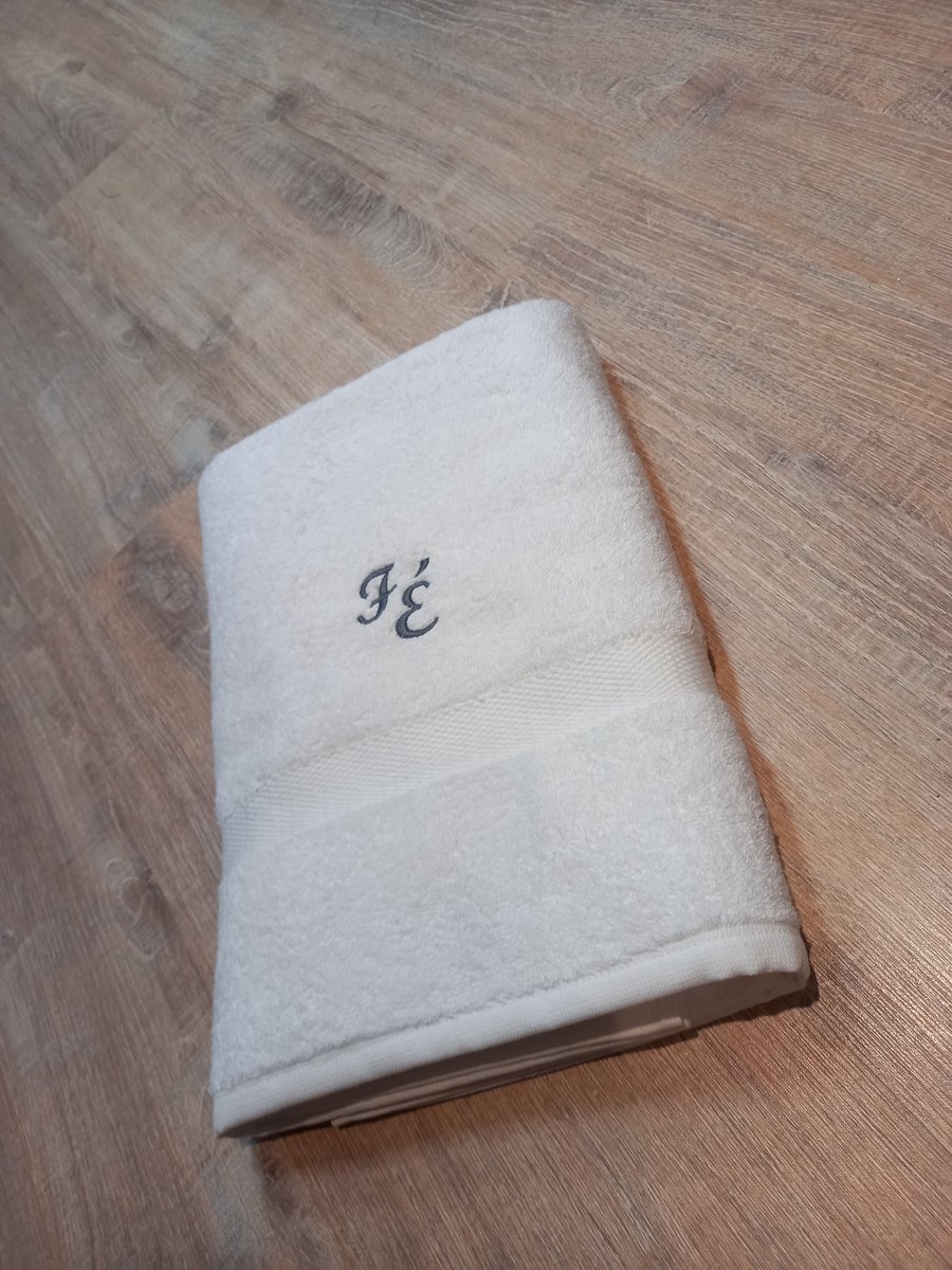 Gepersonaliseerde badhanddoek wit met naam geborduurd