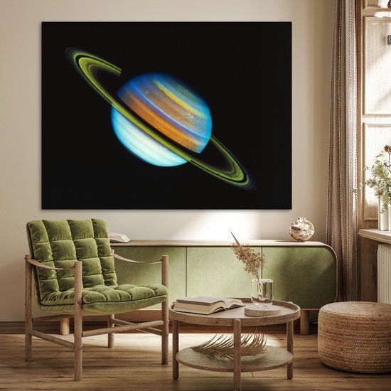 Affiche de Saturne aux teintes bleues, oranges et jaunes avec des anneaux sur fond noir.
