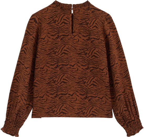 Bruine blouse met donkerbruine tijgerprint, hoge hals en gesmokte manchetten.