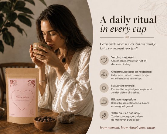 Vrouw met lichte kleding drinkt uit een kopje, naast een pakje "Love elixir" cacao.