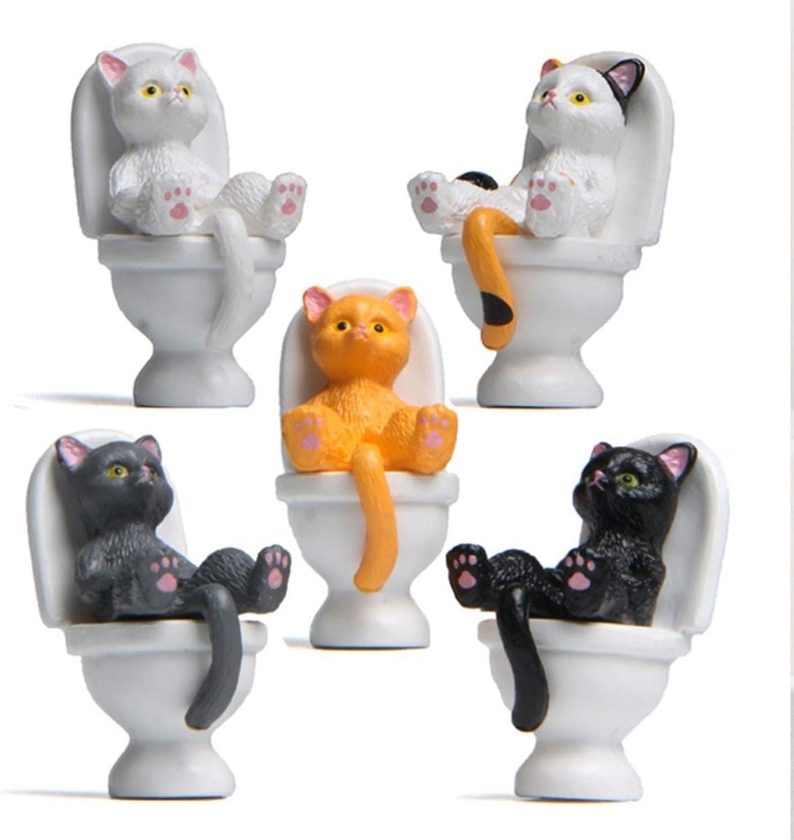 Mini Kattenfiguren - Kleine Katjes Beeldjes - Tafeldecoratie - Zittend op Toilet - 3.5 cm Hoog - Mix van Kleuren