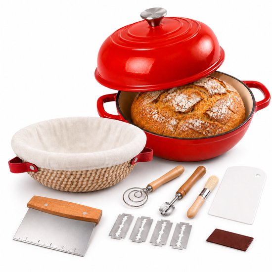 Marmite à pain en fonte rouge avec couvercle, panier à pâte, fouet, racloir, lames et brosse.