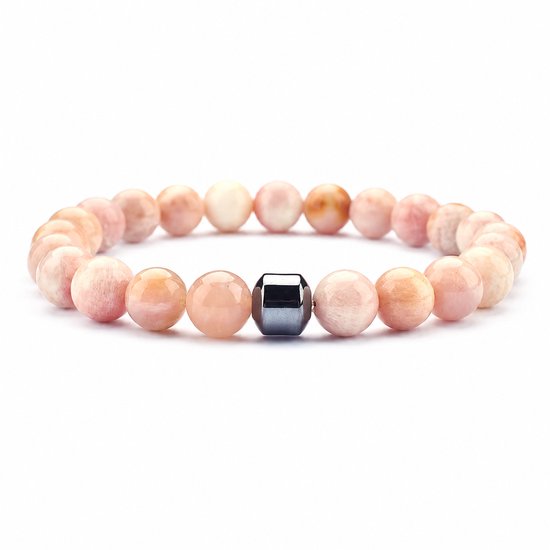Armband van lichtroze stenen met een donkere, metalen kraal in het midden.