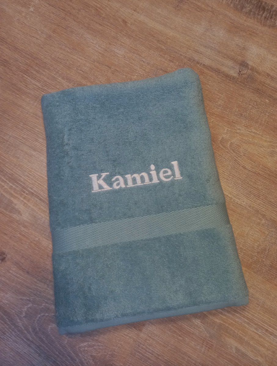 Gepersonaliseerde badhanddoek stone green met naam geborduurd