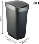 Afmetingen van een zwarte afvalbak met grijze deksel: 602 mm hoog, 401 mm breed, 298 mm diep. Inhoud 50L.