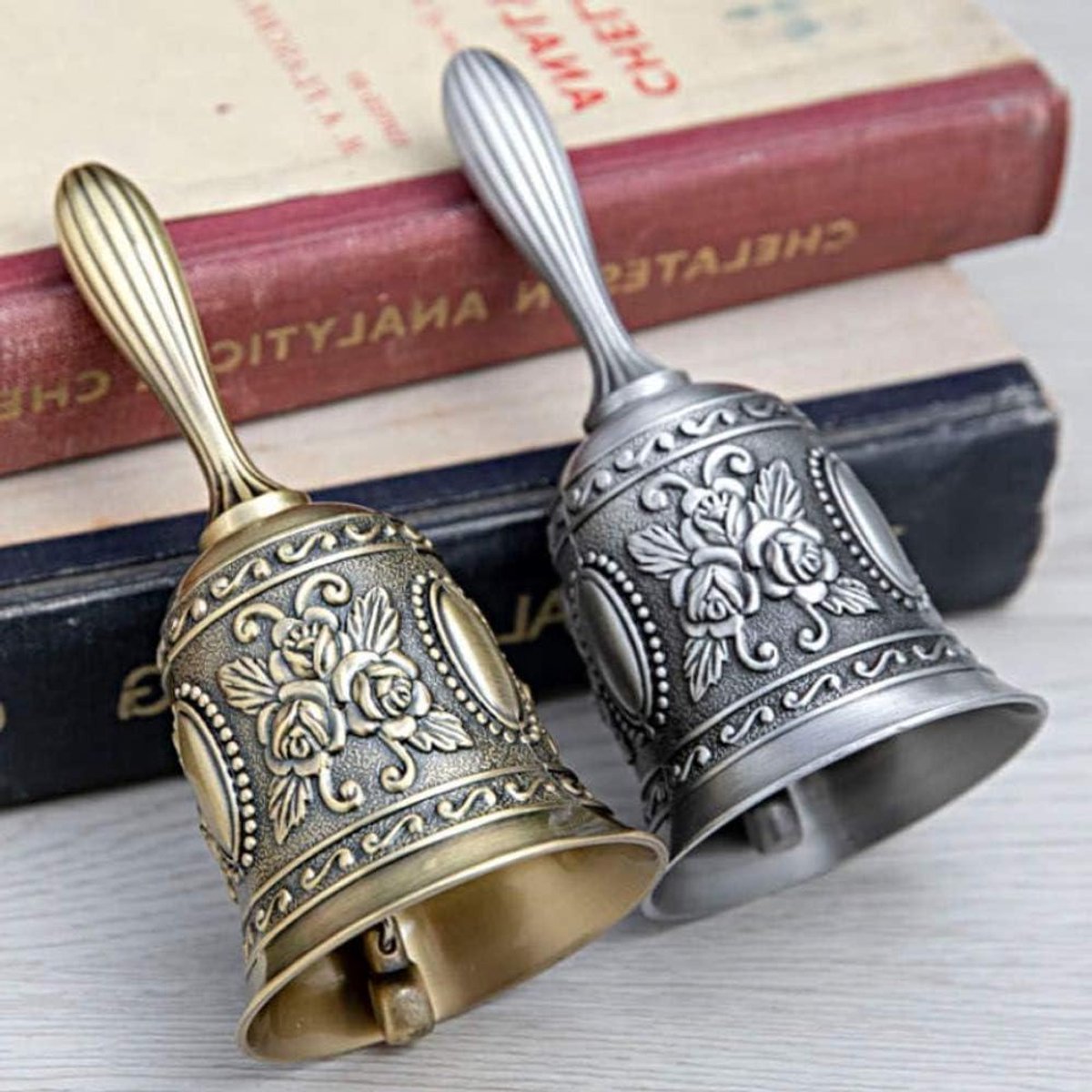Handbel - Dinerbel Receptiebel - Aandacht Trekken - Luide Heldere Klank - 5.3 cm x 11.2 cm - Brons