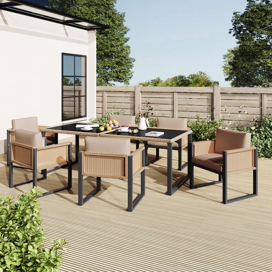 Tafelset van rotan en zwart metaal met zes beige stoelen op houten terras, met groene planten.
