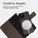 Bruin lederen telefoonhoesje met MagSafe-oplader, geschikt voor iPhone 14.