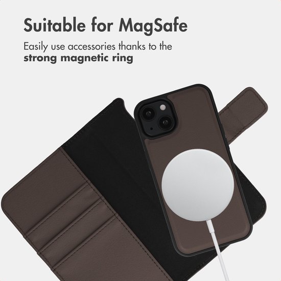 Bruin lederen telefoonhoesje met MagSafe-oplader, geschikt voor iPhone 14.