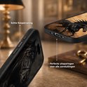 Zwarte telefoonhoes met een opdruk van een paard, met pijlen die de knoppen en poorten aanduiden.