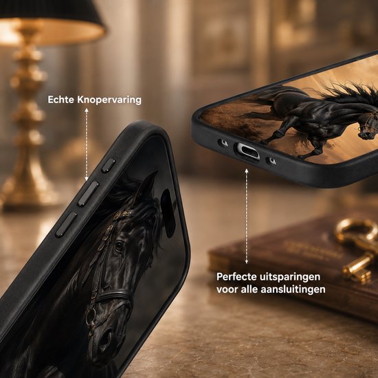 Zwarte telefoonhoes met een opdruk van een paard, met pijlen die de knoppen en poorten aanduiden.