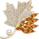 Goudkleurige vintage broche dames met esdoornblad vorm, amberkleurige stenen en parel detail, decoratieve blad broche als speld met opengewerkt blad en fonkelende accenten