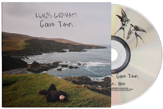 CD-hoes met een man liggend op een heuvel met uitzicht op de zee. CD met 'Good Times'-logo en vogelillustraties.