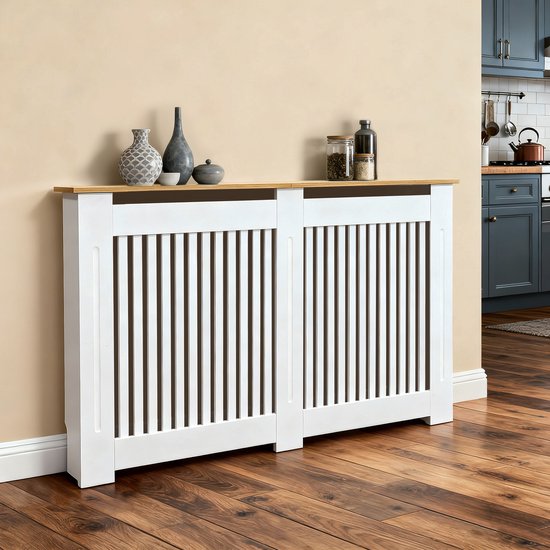 Witte radiatorombouw met houten bovenblad, geplaatst in een interieur met een keuken op de achtergrond.