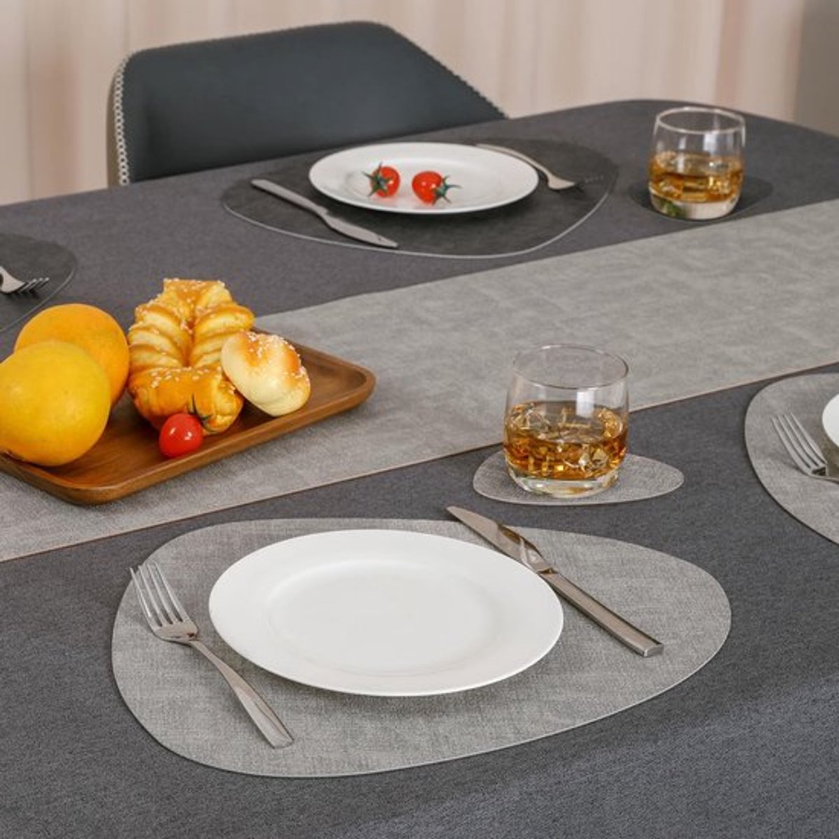 6 PU leren placemats - Beige - Mooi Design - Driehoekig - Restaurant Uitstraling - Voor Binnen en buiten - 44 X 34 cm - Onderleggers - Water afstotend - Afneembaar