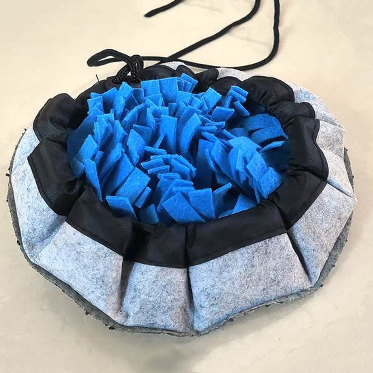 Konijnenvoermat, interactief voerspel tegen verveling, puzzelspeelgoed voor kleine huisdieren, 9,45 x 9,45 inch (ongeveer 24,0 x 24,0 cm) fleece neuskussen, geschikt voor konijnen, hamsters, cavia’s en fretten.