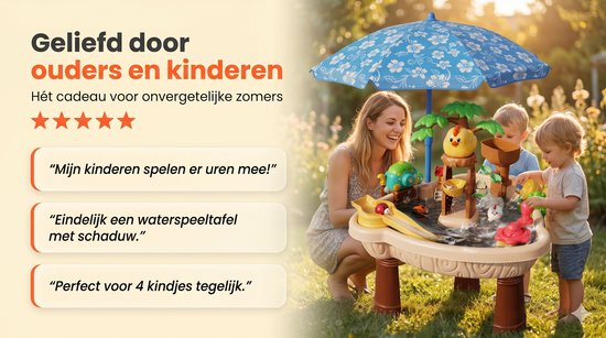 Vrolijke moeder met twee kinderen die spelen bij een water- en zandtafel met parasol in de tuin.