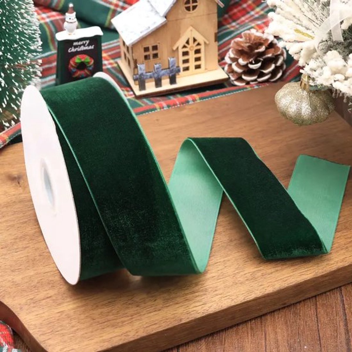 Fluwelen lintrol 9 m x 3,8 cm - enkele rand, kerstdecoratie, Exclusief voor Kerstmis (groen)