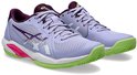 Paarse padelschoenen met witte en paarse ASICS-strepen, witte zool en groene buitenzool.