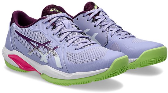 Paarse padelschoenen met witte en paarse ASICS-strepen, witte zool en groene buitenzool.