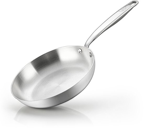 Eenzijdig beeld van een glanzende RVS koekenpan met een lange steel, op een witte achtergrond.