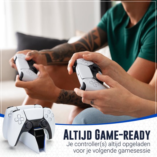 Mensen gamen met witte PS5 controllers, laadstation met blauwe LED op de voorgrond.