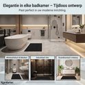 Moderne, minimalistische, industriële en Scandinavische badkamers met zwarte badmatten. De tekst "Elegantie in elke badkamer - Tijdloos ontwerp" is zichtbaar.