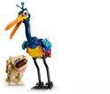 Dug LEGO, beige, avec gros nez marron et langue rose, à côté d'un oiseau coloré à bec orange.