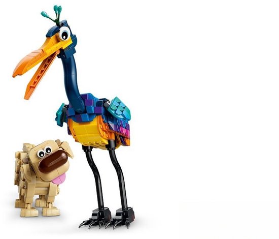Dug LEGO, beige, avec gros nez marron et langue rose, à côté d'un oiseau coloré à bec orange.