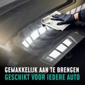Hand met zwarte handschoen poetst glanzende donkere auto met beige doek. Tekst: Gemakkelijk aan te brengen, geschikt voor iedere auto.