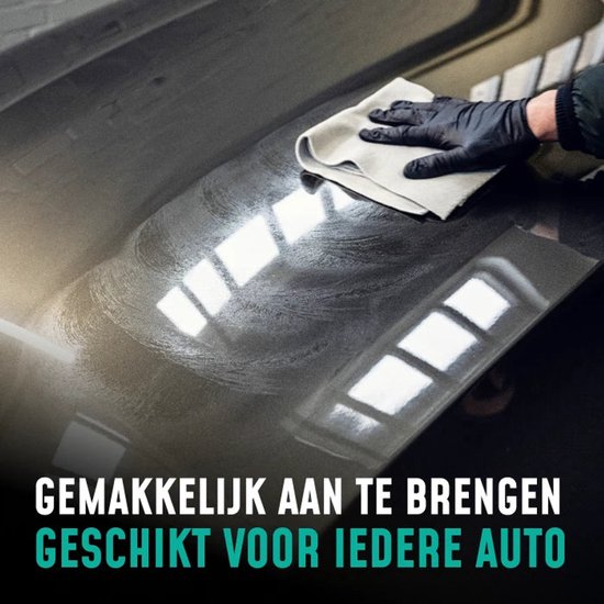 Hand met zwarte handschoen poetst glanzende donkere auto met beige doek. Tekst: Gemakkelijk aan te brengen, geschikt voor iedere auto.