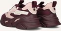 Achterkant van bordeauxrode en roze Steve Madden sneakers met een dikke zool.